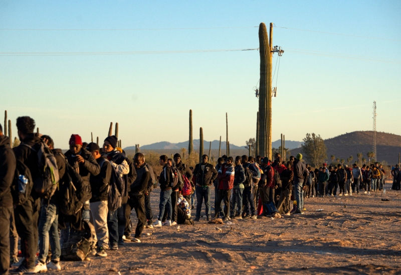 Miles de inmigrantes siguen llegando a la frontera de EEUU