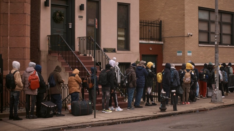 Alcalde de Nueva York limita llegada a la ciudad de buses con migrantes irregulares