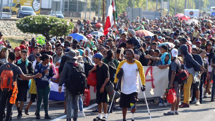 Caravana con miles de migrantes avanza por México rumbo a la frontera con EEUU
