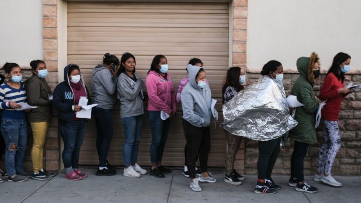 Centros de detención de inmigrantes en Texas y Arizona superan su capacidad