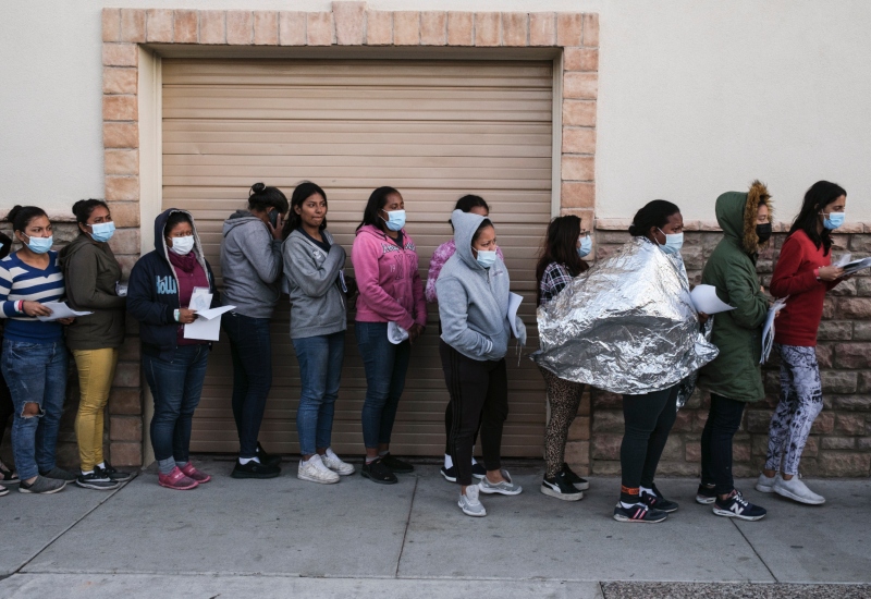 Centros de detención de inmigrantes en Texas y Arizona superan su capacidad