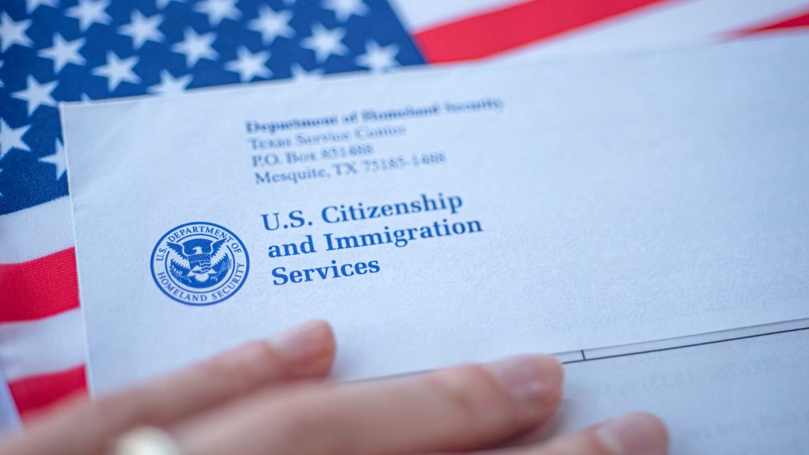 A partir de 2024, USCIS aumentará sus tarifas para ciertos trámites migratorios