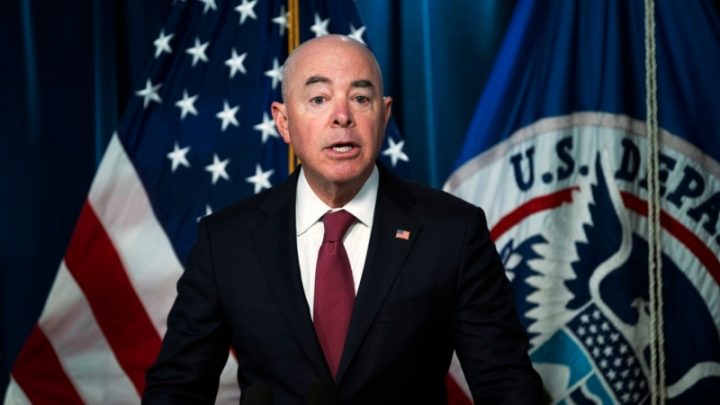 Mayorkas recalca desde la frontera sur que el problema migratorio no es exclusivo de EEUU