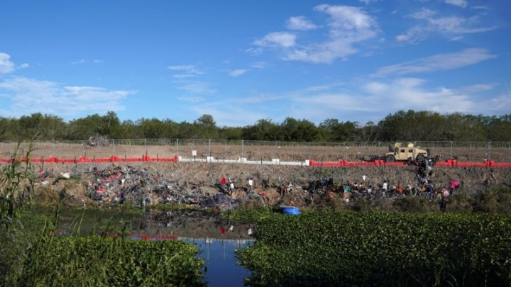 Texas erige una nueva barrera fronteriza en plena disputa con el gobierno de Biden