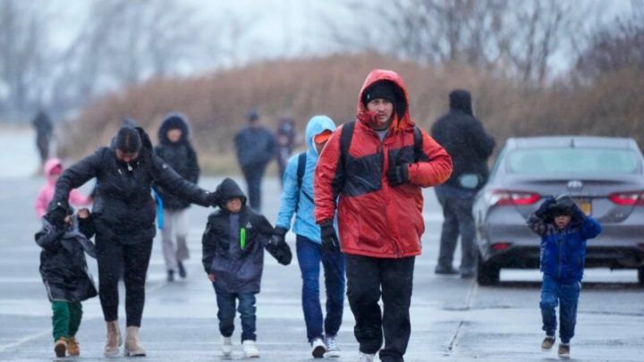 Evacuación de campamento de migrantes en Nueva York aviva el debate sobre inmigración