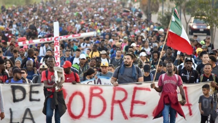 México disuelve caravana de migrantes trasentregar documentos de estancia legal