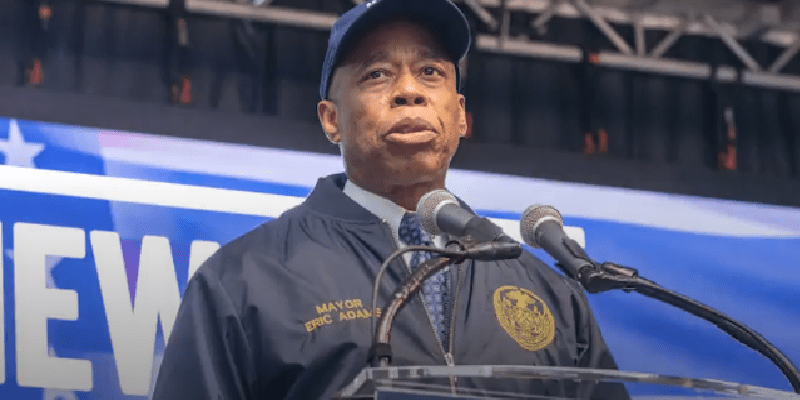 Eric Adams señaló a Greg Abbott de usar a los inmigrantes al enviarlos a Nueva Jersey