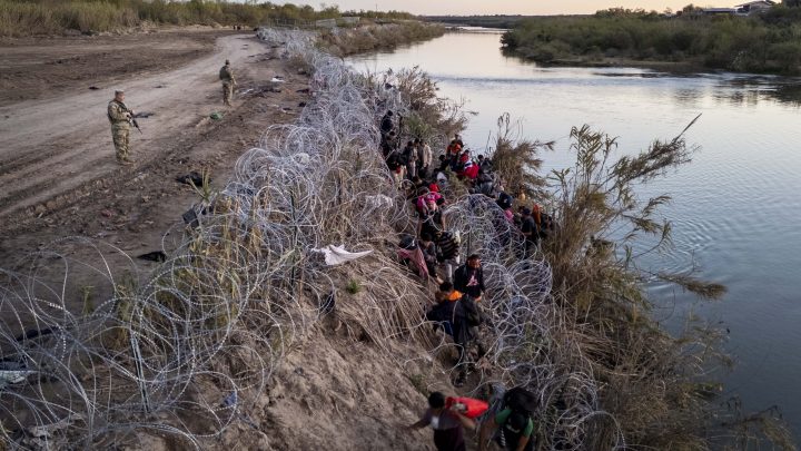 Gobierno de Biden pide a Corte Suprema que permita cortar o mover alambre de púas de Texas