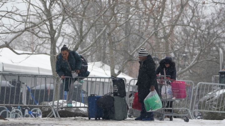 Nuevo incidente en un refugio de migrantes con la policía de Nueva York