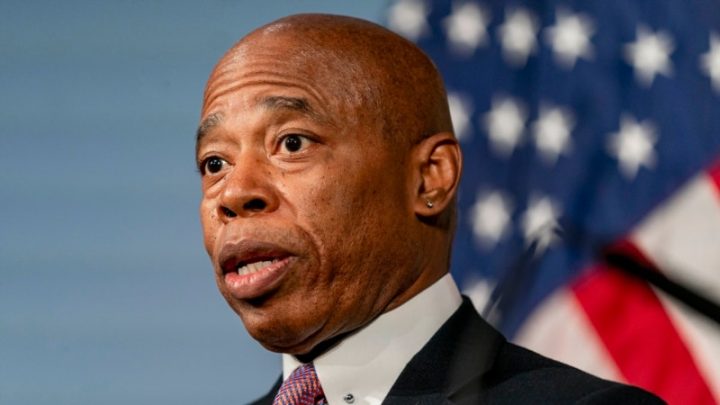 Alcalde neoyorquino pide mayor cooperación entre policía local y autoridades federales de migración