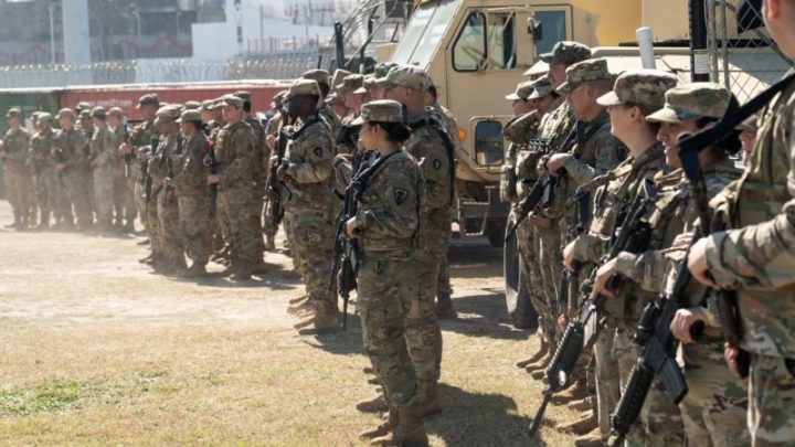Texas construye «campamento base» militar en Eagle Pass, cerca de frontera con México