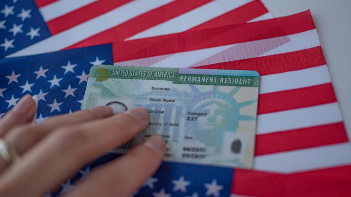 Mínimo histórico: solo 3% de solicitudes de “green cards” serían aprobadas, según estudio