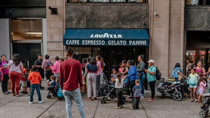 Ciudades demócratas que acogieron a inmigrantes comienzan a reducir ayuda