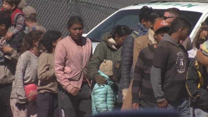 Cientos de migrantes habrían cruzado para entregarse a agentes fronterizos en Texas