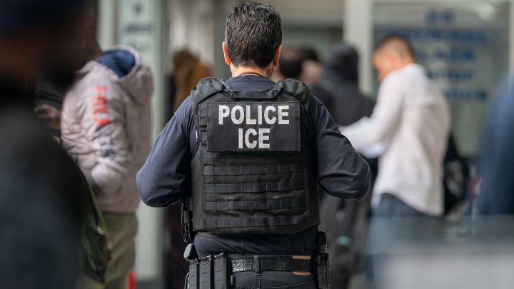 Agentes de ICE comenzarán a usar cámaras corporales