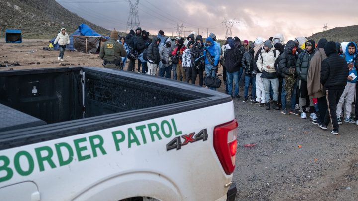 Juez federal falla a favor de permisos humanitarios para inmigrantes de varios países