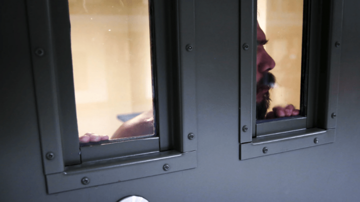 El confinamiento solitario de ICE como castigo está en la mira de legisladores