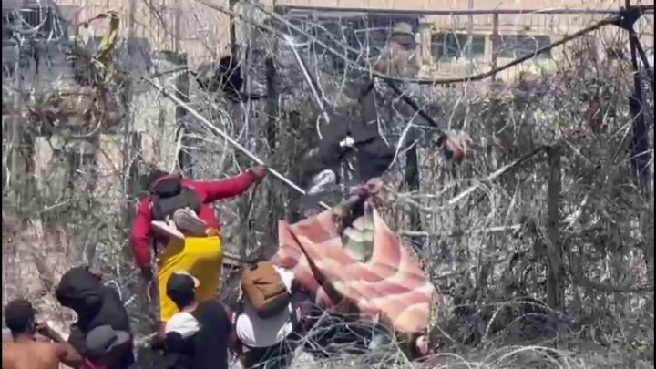 Se desata enfrentamiento entre militares de Texas y migrantes en la frontera de El Paso