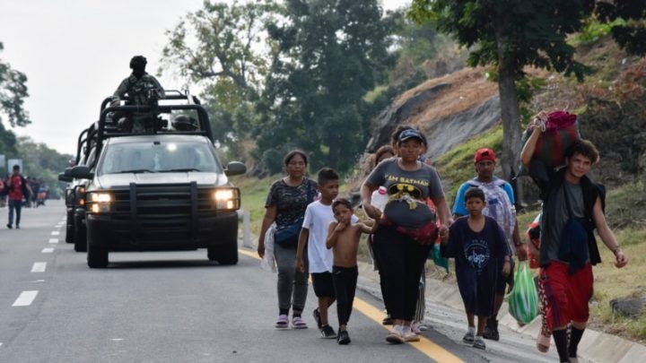 Caravana de migrantes se enfrenta a la Guardia Nacional en el sur de México