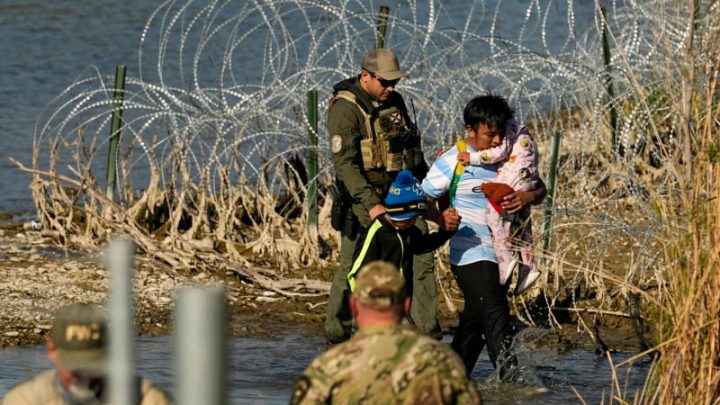 Acusan a más de 140 migrantes por intento de ingreso masivo a través de frontera con México