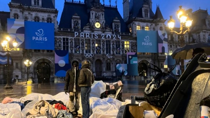 Policía expulsa a migrantes de plaza en París antes de Juegos Olímpicos