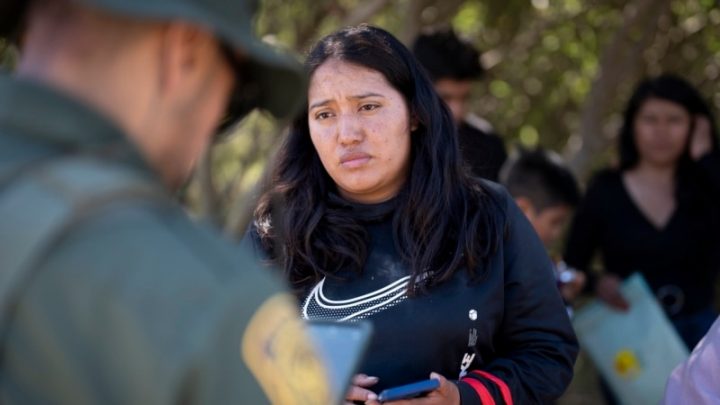 Migrantes desconcertados comienzan deportaciones bajo nueva normativa en EEUU