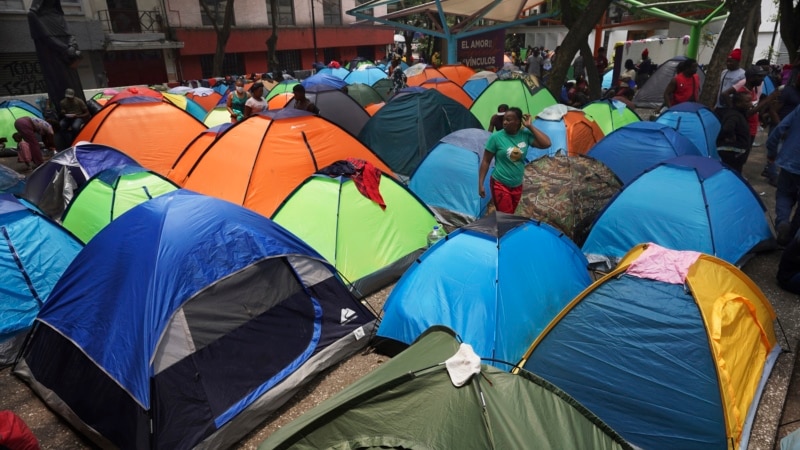 México desmantela campamento de más de 400 migrantes en el centro de la capital