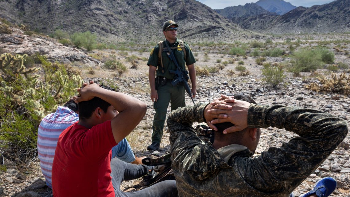 Arrestos de indocumentados en la frontera sur de EEUU bajan por tercer mes consecutivo