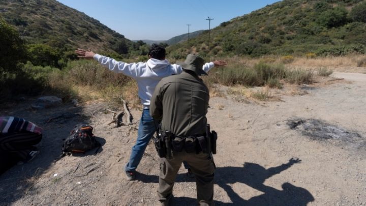 Patrulla Fronteriza reporta 25 % menos arrestos desde que Biden anunció nuevas restricciones al asilo