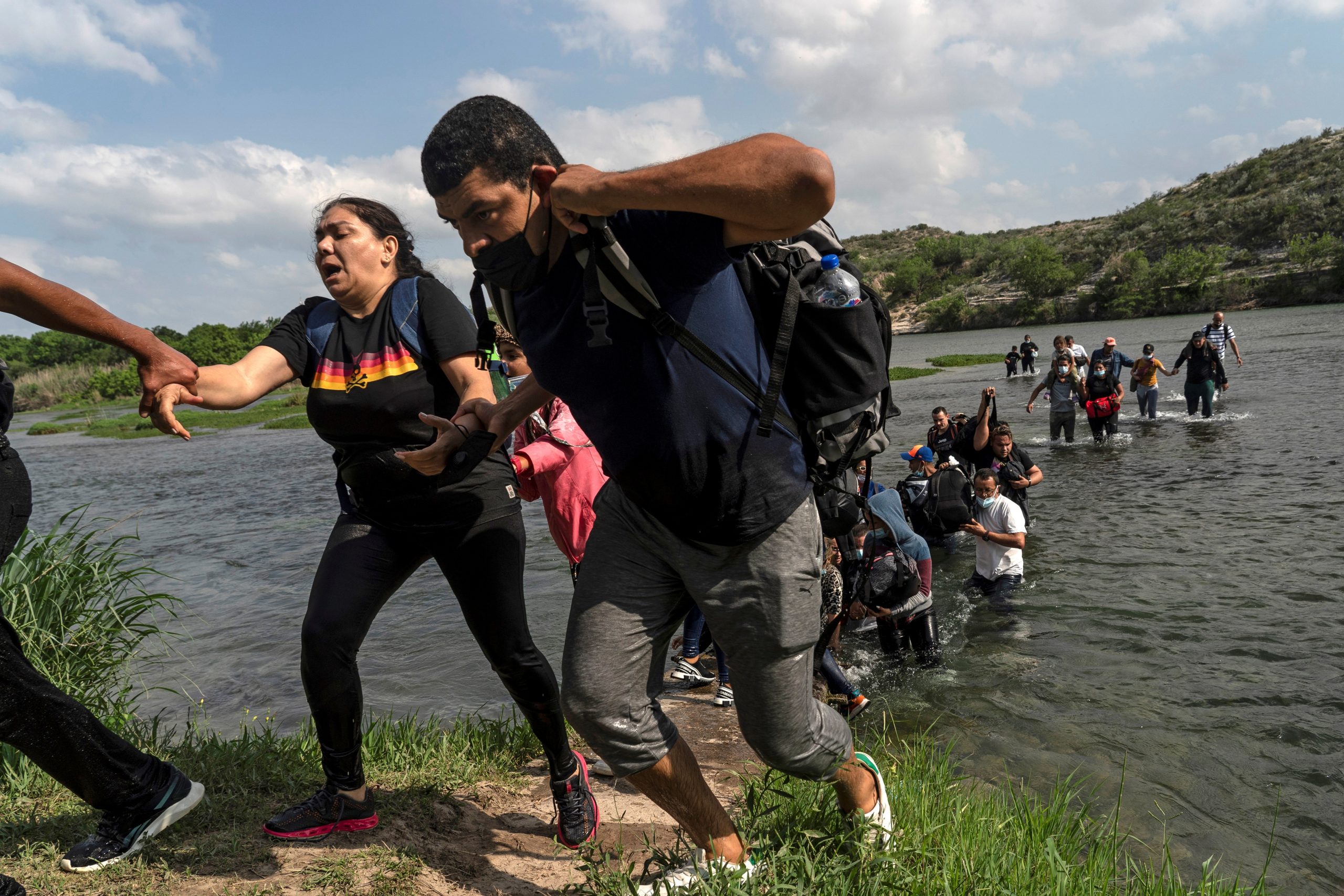 “Forzados” a procesar inmigrantes a la intemperie en Texas