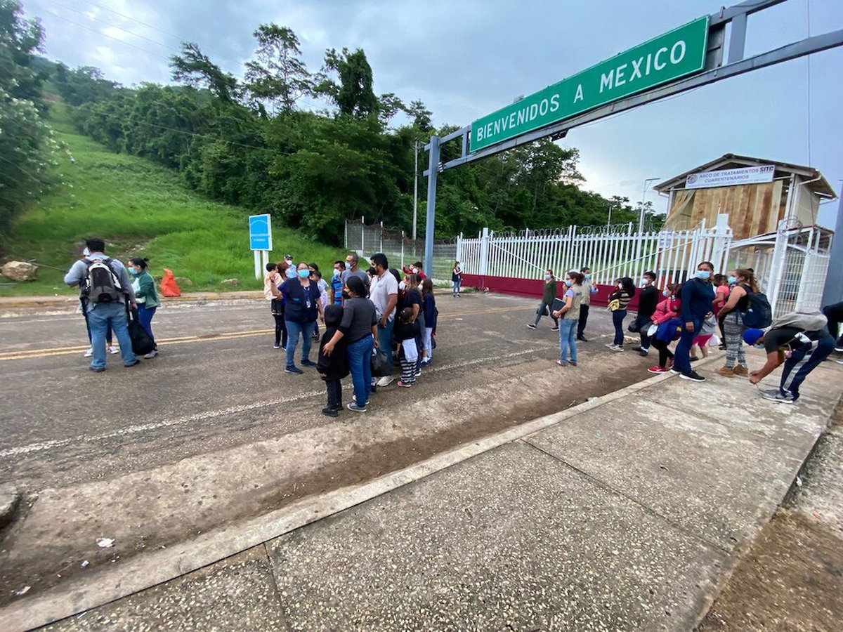 Deportados continúan llegando a un punto remoto de la frontera guatemalteca