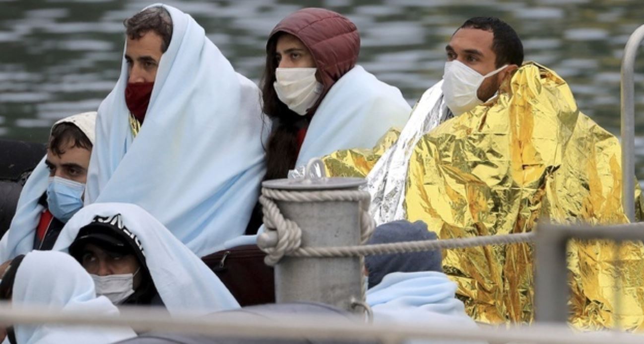 828 migrantes llegan a Gran Bretaña a través del canal de la mancha.