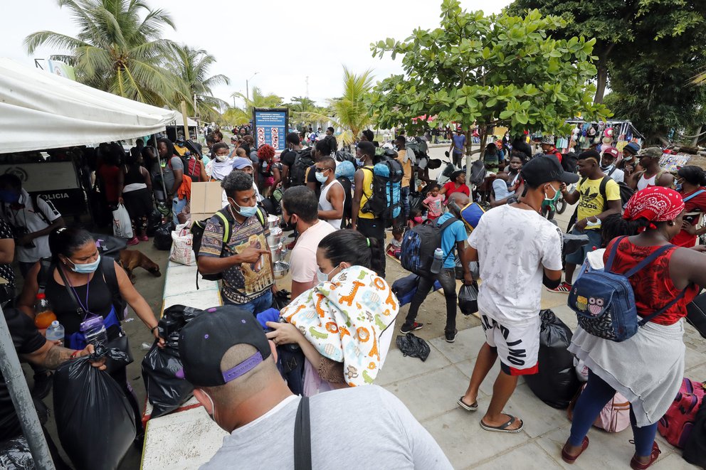 Migrantes en Colombia pagan mas  de 2.000 dólares para cruzar.