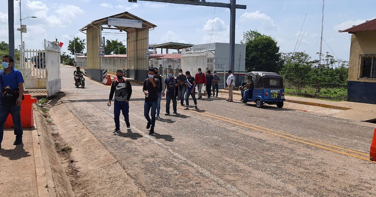 Migrantes deportados de EE. UU. en remota frontera de Guatemala