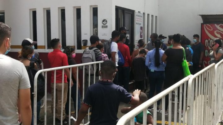 Abogado en INM de Tapachula denuncia malos tratos a migrantes