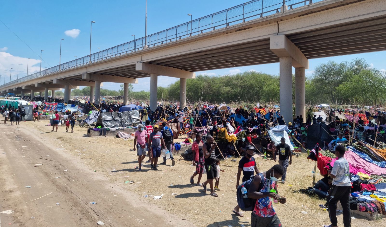 Se marchan los últimos migrantes que permanecían en el campamento bajo el puente fronterizo en Texas