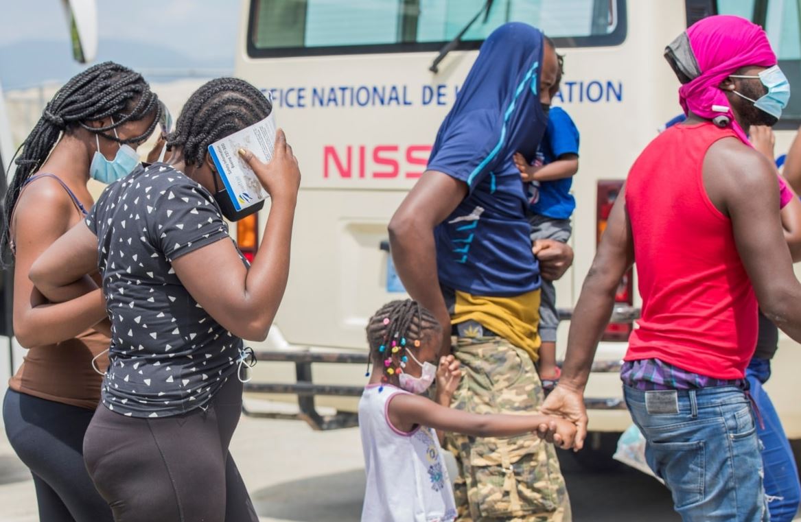 Haitianos denuncian deportación de la frontera entre Texas y México