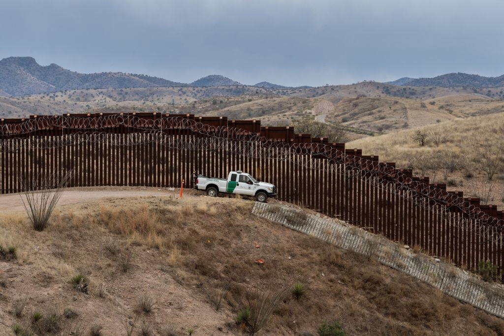 Muere un migrante mexicano que cayó del muro fronterizo entre Arizona y México