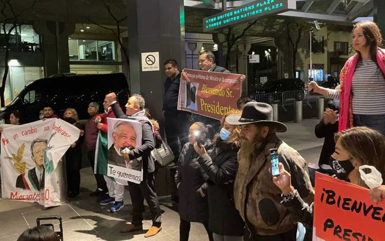 El Presidente Andrés Manuel López Obrador llega a Nueva York y migrantes mexicanos lo reciben con mariachis