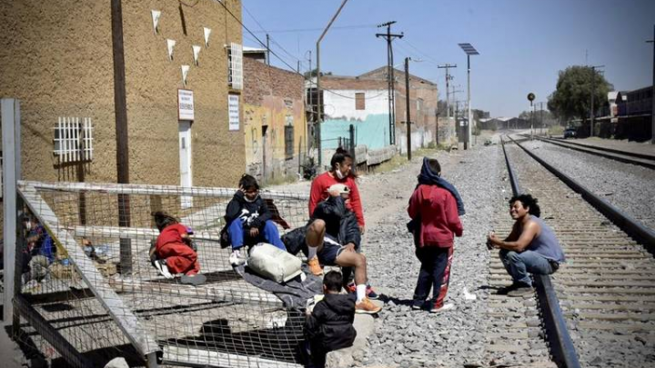 Migrantes duermen en la calle a pesar del frío porque no aceptan ayuda: PC
