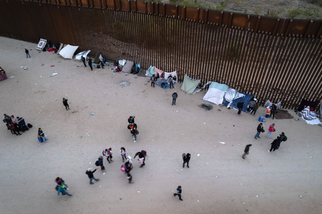 Los padres de 237 niños separados en la frontera bajo Trump aún no han sido encontrados, dice un expediente judicial
