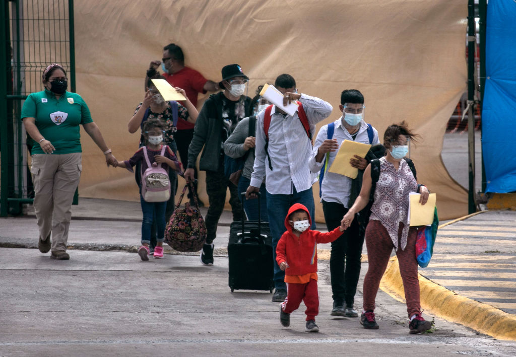 Corte: EEUU no podrá expulsar a familias migrantes bajo Título 42 a países donde estén en peligro
