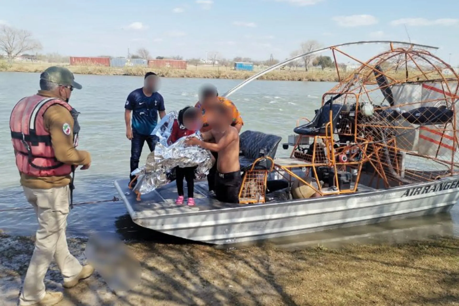 Rescata INM a 18 migrantes que quedaron atrapados en río Bravo