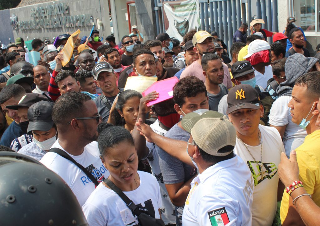 Cientos de migrantes entran a la fuerza al edificio del INM en Tapachula