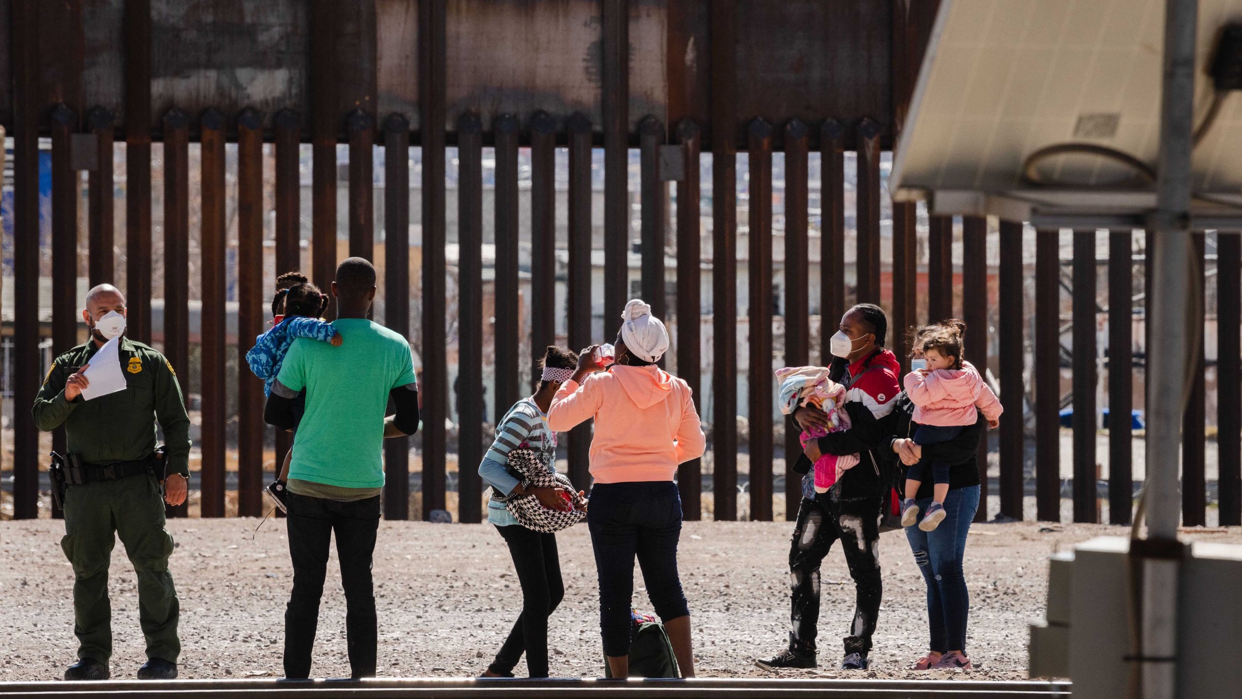 AP: gobierno de Biden dejaría de expulsar bajo Título 42 a migrantes en la frontera en semanas