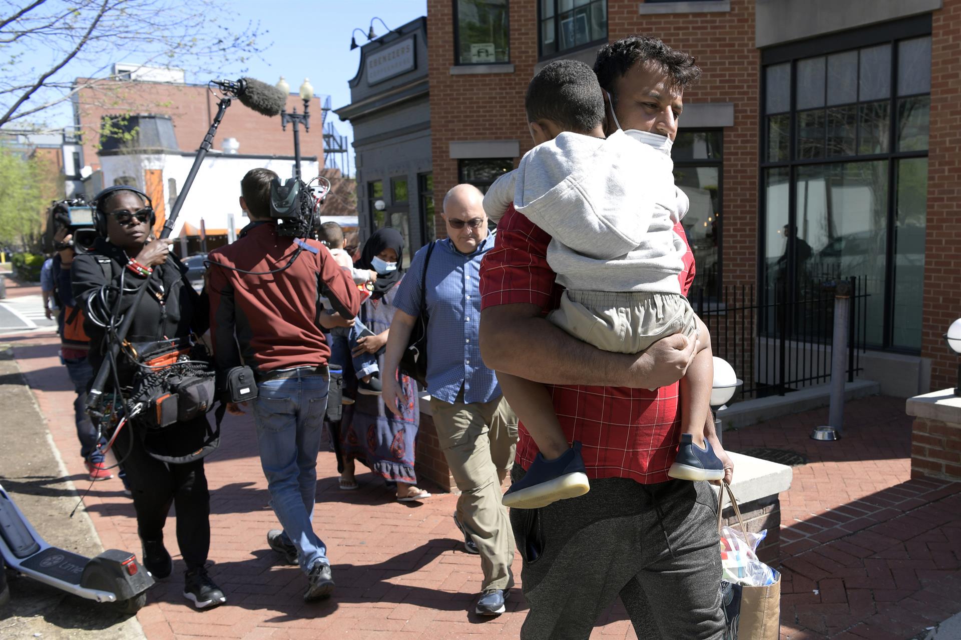 Llega a Washington un tercer autobús con inmigrantes desde Texas