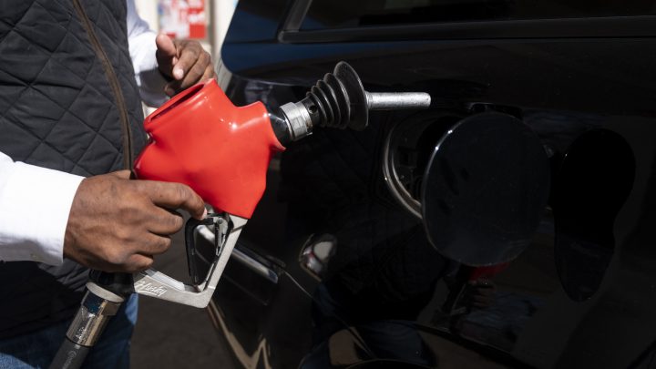 El gobierno autoriza vender gasolina con más etanol en un intento por controlar su precio