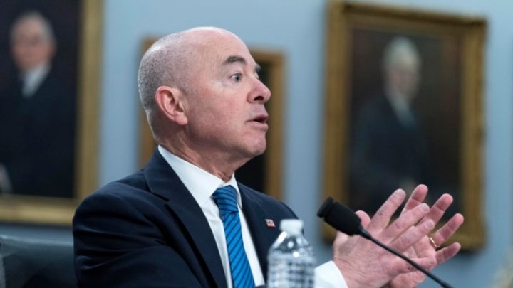 Mayorkas: aumento de migrantes podría abrumar a las autoridades fronterizas