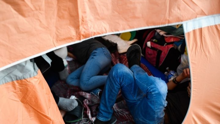 #México rescata a 275 migrantes abandonados en caja de tráiler, la mayoría de Centroamérica