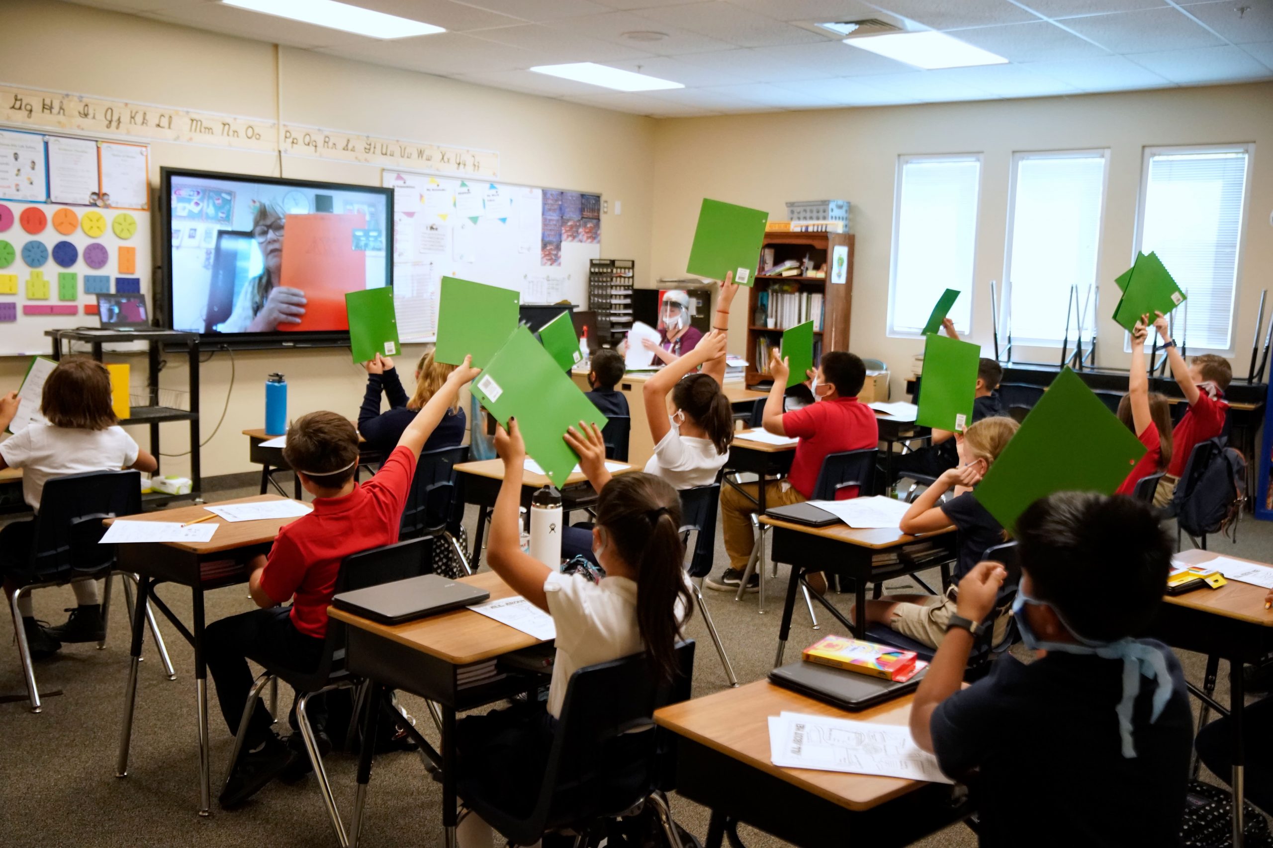 Gobernador de Texas busca que niños indocumentados no puedan acceder a educación gratuita